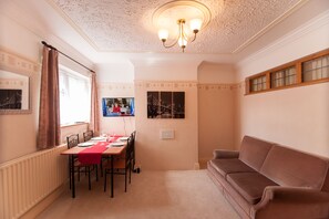 Luxury House | Living area | Flat-screen TV - Watford stays - 4bed house (Watford)