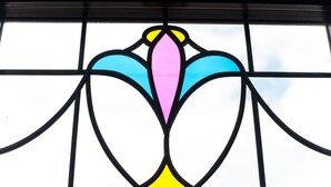 Ein Buntglasfenster mit geometrischem Muster.