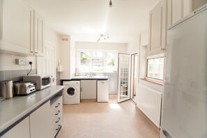 Private kitchen - Watford stays - 4bed house (Watford)