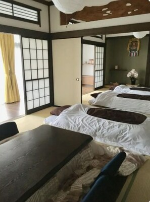 4 bedrooms, desk, iron/ironing board, free WiFi