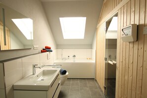 Sonnengarten 20 - Heimathafen | Bathroom | Separate tub and shower, jetted tub, hair dryer - Sonnengarten 20 - Heimathafen (Kellenhusen)