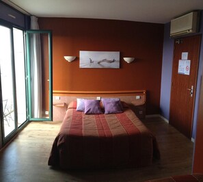 Dihias secara berasingan, dilengkapkan perabot secara berasingan, meja 