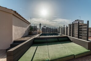 Piscine extérieure (ouverte en saison), chaises longues