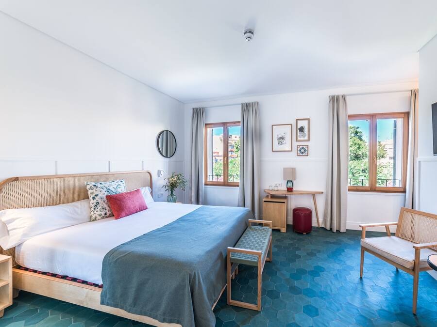 Junior Suite | Minibar, in-room safe, blackout curtains, soundproofing
