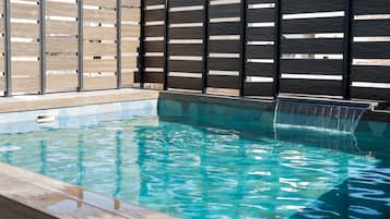 Piscine extérieure (ouverte en saison), chaises longues