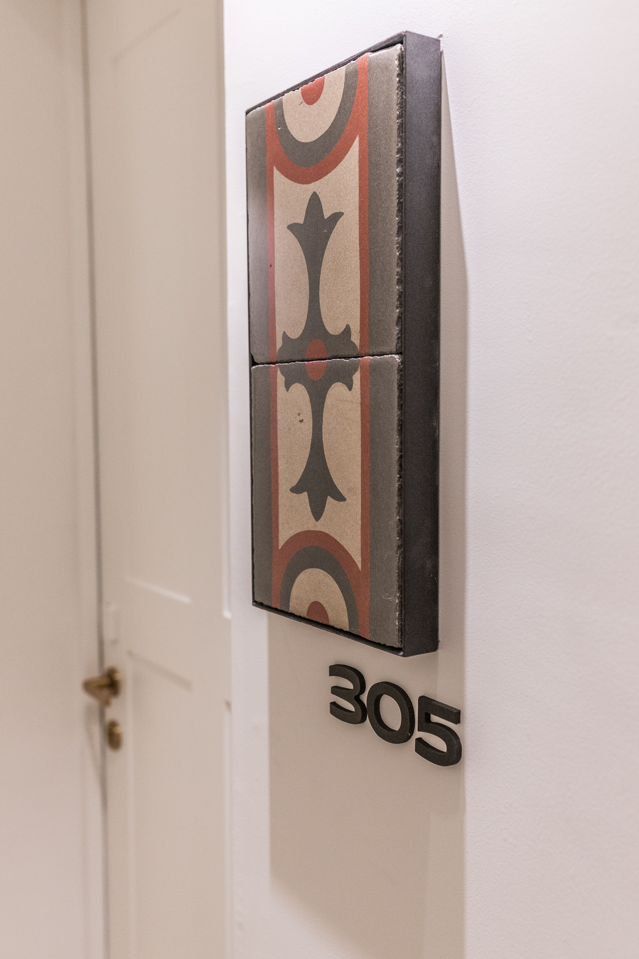 Een ophangbordje met het nummer 305.