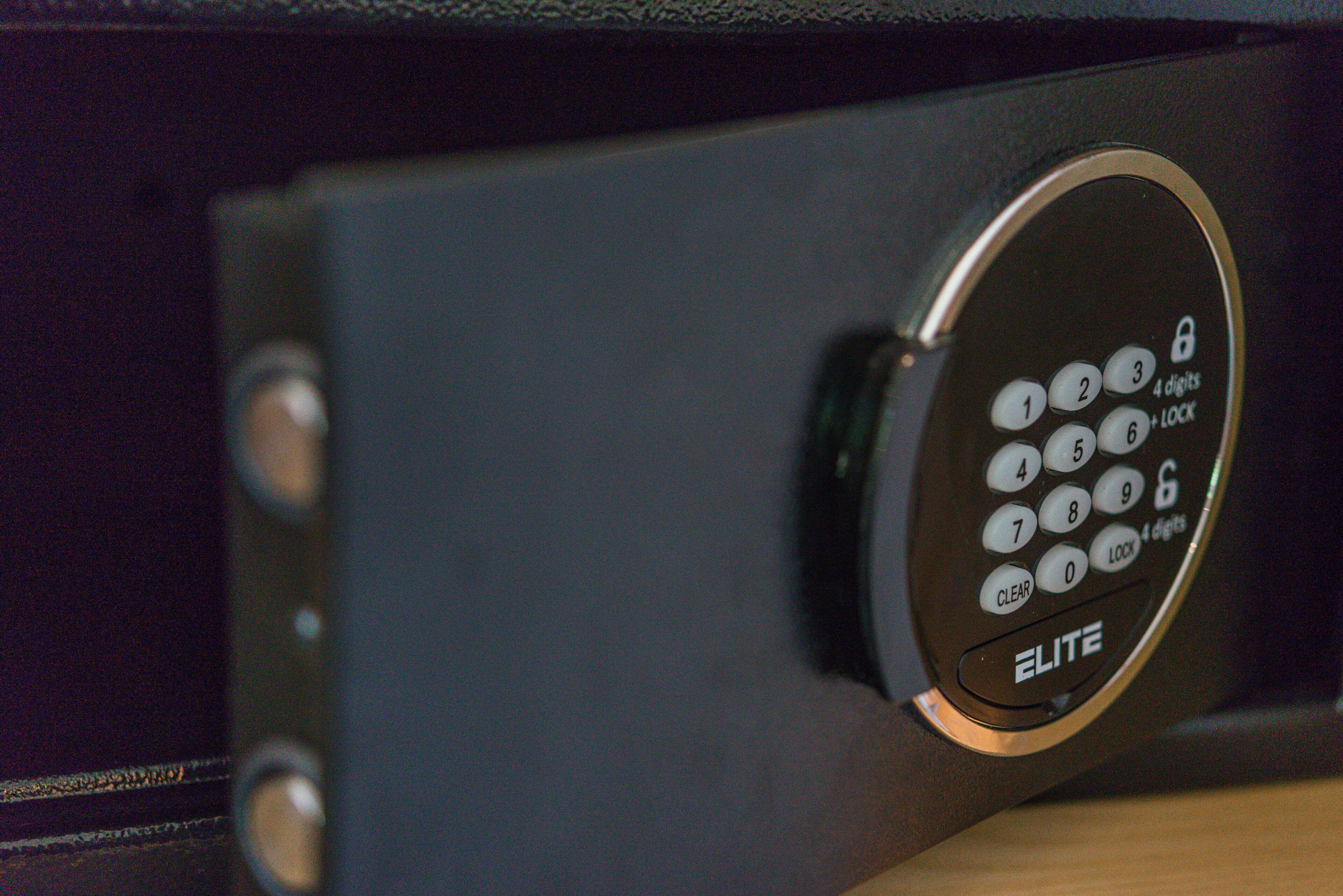 Primer plano de un teclado con la palabra 'ELITE'.
