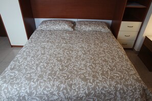 Escrivaninha, cortinas blackout, Wi-Fi de cortesia, roupa de cama