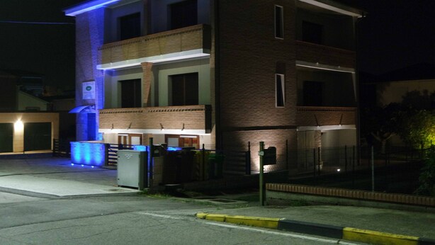 A multi-story building with a flat roof, a balcony on the second floor, and a gated entrance. - Le terrazze rooms (Occhiobello)