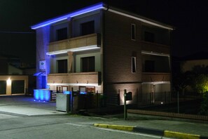 A multi-story building with a flat roof, a balcony on the second floor, and a gated entrance. - Le terrazze rooms (Occhiobello)