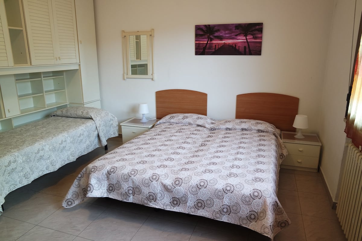 Triple Room, Private Bathroom | Desk, blackout drapes, WiFi (free), bed sheets