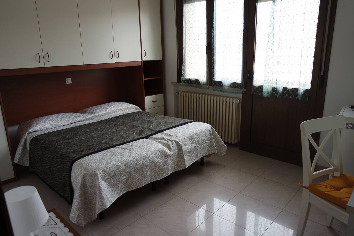 Double or Twin Room, Private Bathroom | Desk, blackout drapes, WiFi (free), bed sheets