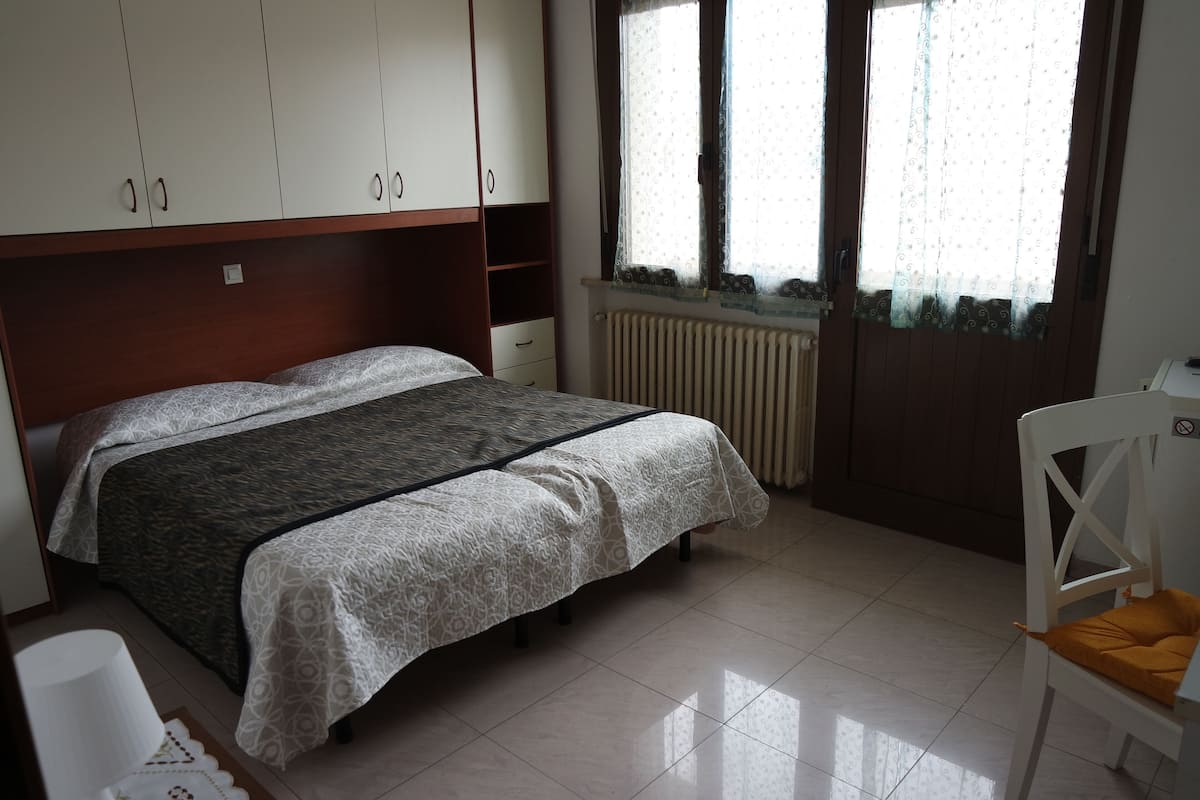Escritorio, cortinas blackout, wifi gratis y ropa de cama