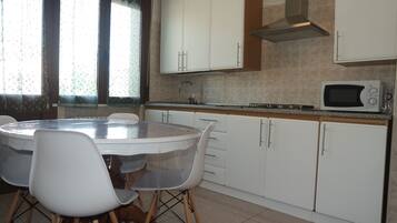 Großer Kühlschrank, Mikrowelle, Herdplatte, Espressomaschine