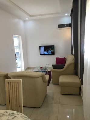 Departamento, 1 habitación | Área de sala de estar | Televisión de pantalla plana 