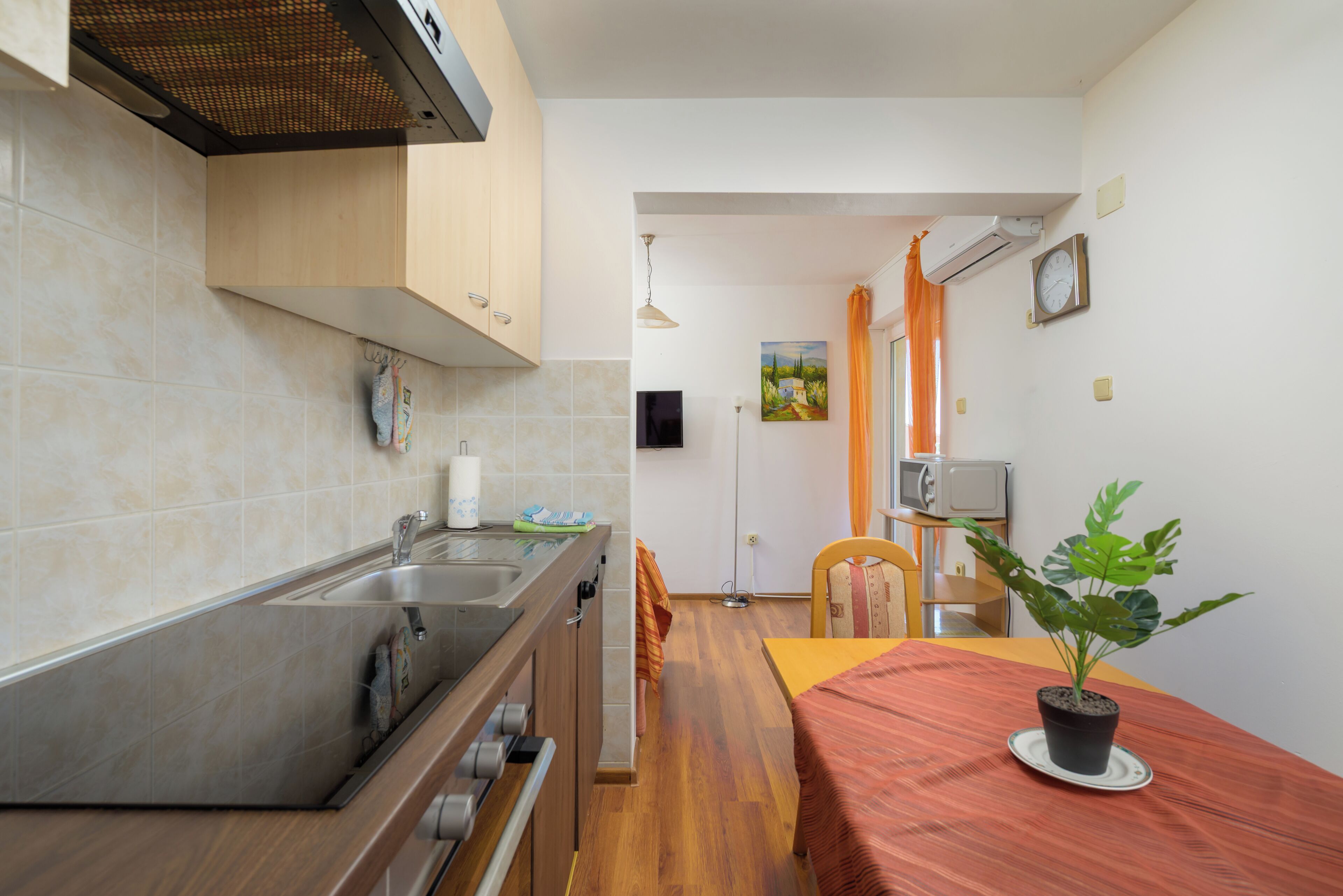 Coffee/tea maker, fridge, oven, stovetop