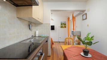 Coffee/tea maker, fridge, oven, stovetop