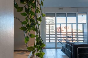 Estudio | Área de sala de estar | Televisión de pantalla plana de 32 pulgadas con canales digitales