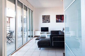 Estudio | Área de sala de estar | Televisión de pantalla plana de 32 pulgadas con canales digitales