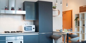 Estudio | Cocina privada | Frigorífico grande, microondas, horno y placa de cocina