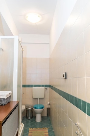 Appartamento, 1 camera da letto | Bagno | Doccia, soffione a pioggia, set di cortesia gratuito, asciugacapelli