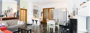 Apartamento, 1 habitación | Zona de estar | Una televisión de pantalla plana
