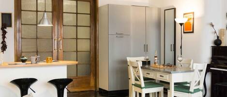 Apartment, 1 Schlafzimmer | Essbereich im Zimmer