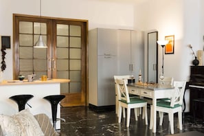 Apartment, 1 Bedroom | In-room dining