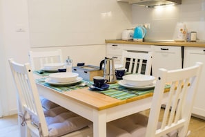 Apartment, 1 Bedroom | In-room dining