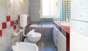 Apartment, 2 Schlafzimmer | Badezimmer | Badewanne, kostenlose Toilettenartikel, Haartrockner, Bidet