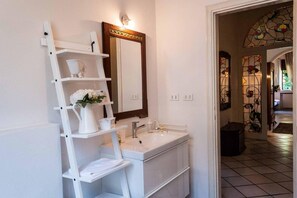 Apartment, 3 Bedrooms | Bathroom | Separate tub and shower, rainfall showerhead, hair dryer, bidet - Casa San Vitale (Bologna)