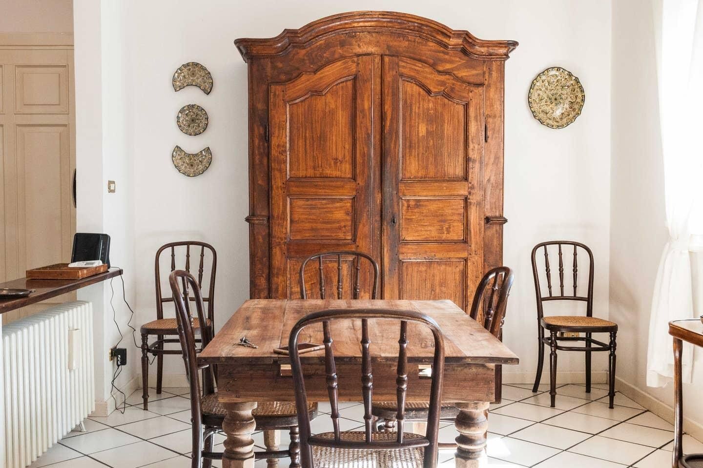 Apartamento, 3 quartos | Opções para refeição no quarto