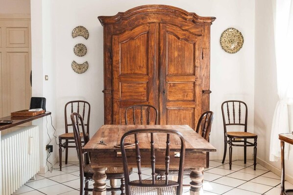 Appartement, 3 chambres | Restauration dans la chambre