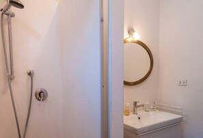 Apartment, 3 Bedrooms | Bathroom shower - Casa San Vitale (Bologna)