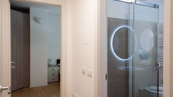 Apartamento, 1 quarto | Banheiro | Chuveiro, chuveiro com efeito de chuva, produtos de toalete grátis