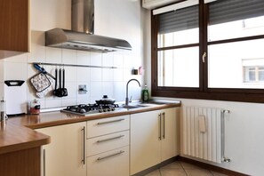 Apartamento, 1 quarto | Cozinha privada | Geladeira grande, fogão, cooktop, lava-louças