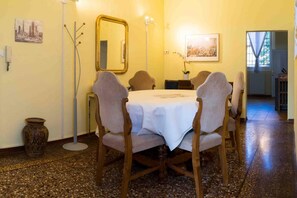 Appartement, 3 chambres | Restauration dans la chambre