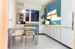 Apartment, 3 Bedrooms | Private kitchen | Full-sized fridge, oven, stovetop, dishwasher - Casa Luisa (San Lazzaro di Savena)