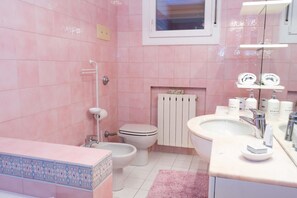 Departamento, 3 habitaciones | Baño | Tina y regadera independientes y regadera tipo lluvia 