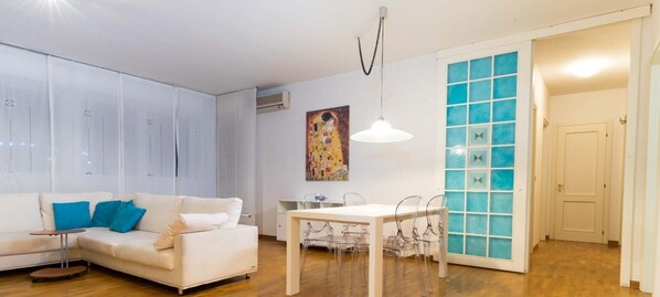 Departamento, 3 habitaciones | Área de sala de estar | Televisión de pantalla plana 