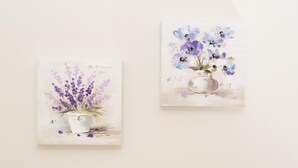 Two paintings of flowers in pots on a white wall. - Casa Luisa (San Lazzaro di Savena)