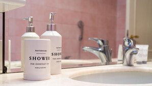 A bathroom sink with two bottles of shower products labeled "Shower for Everyday Use" and "Bathroom Shower for Everyday Use." - Casa Luisa (San Lazzaro di Savena)