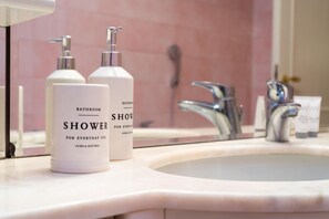 Căn hộ, 3 phòng ngủ | Chậu rửa trong phòng tắm