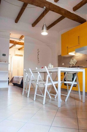 Apartment | Essbereich im Zimmer