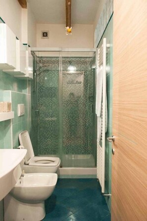 Appartement | Salle de bain | Douche, douche à « effet pluie », articles de toilette gratuits