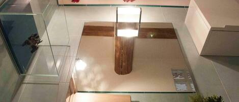 Apartment | Badezimmer | Dusche, Regendusche, kostenlose Toilettenartikel, Haartrockner