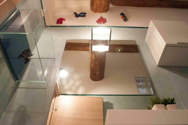 Apartment | Badezimmer | Dusche, Regendusche, kostenlose Toilettenartikel, Haartrockner