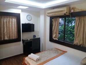 Una scrivania, Wi-Fi gratuito