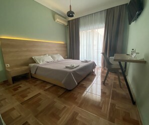 Dobbeltrom – city, balkong | Blendingsgardiner, lydisolert, strykejern/-brett og wi-fi (inkludert)