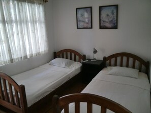 3 bedrooms, internet, bed sheets, wheelchair access